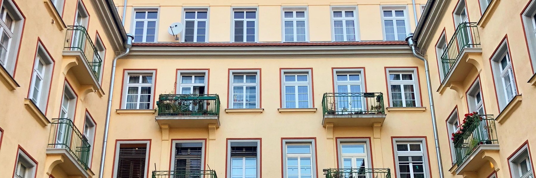 Heller Berliner Innenhof mit klassischer Wohnhausfassade