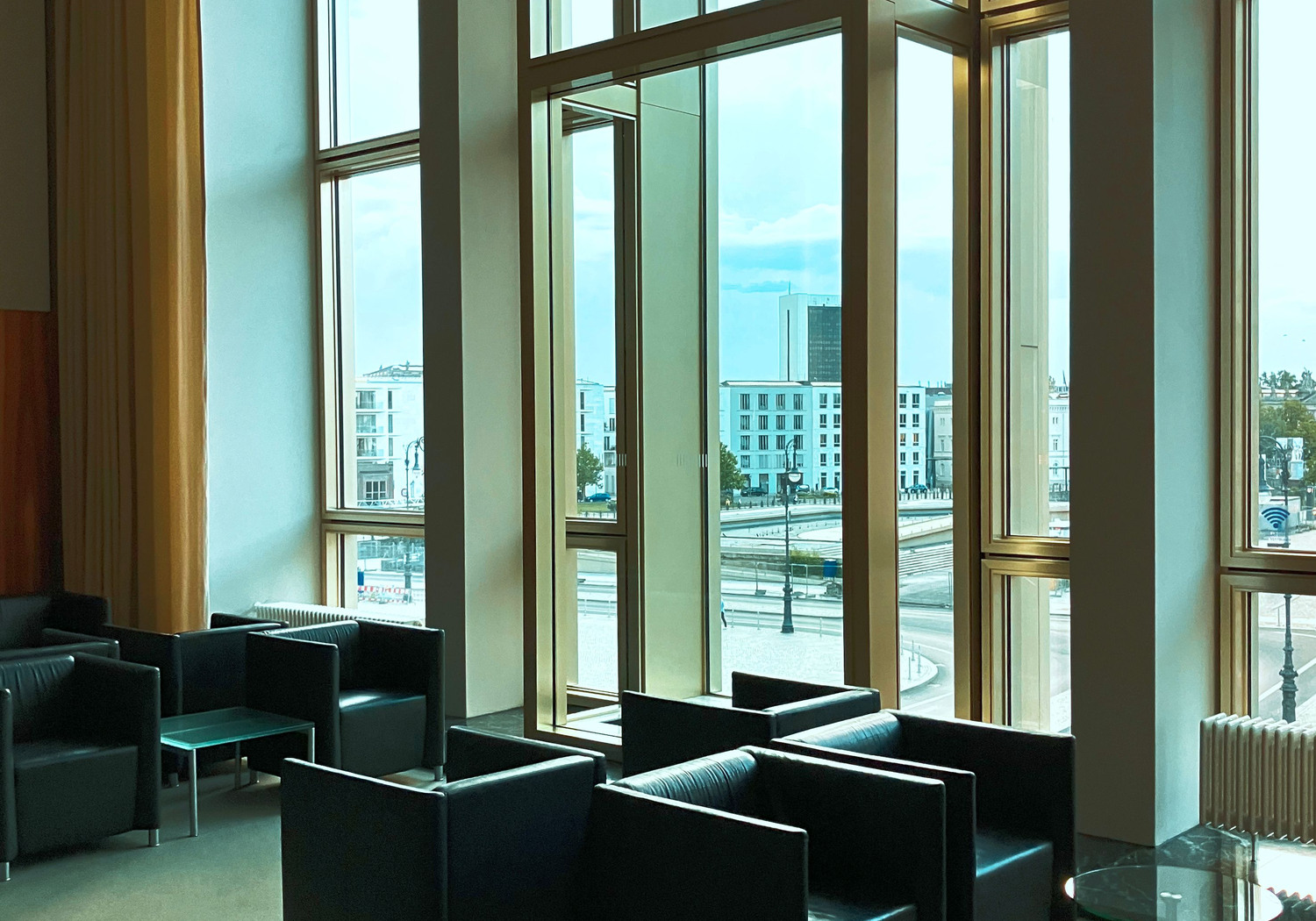 Helle gewerblich nutzbare Lobbyfläche in Berlin mit großen Fenstern und Sitzbereich